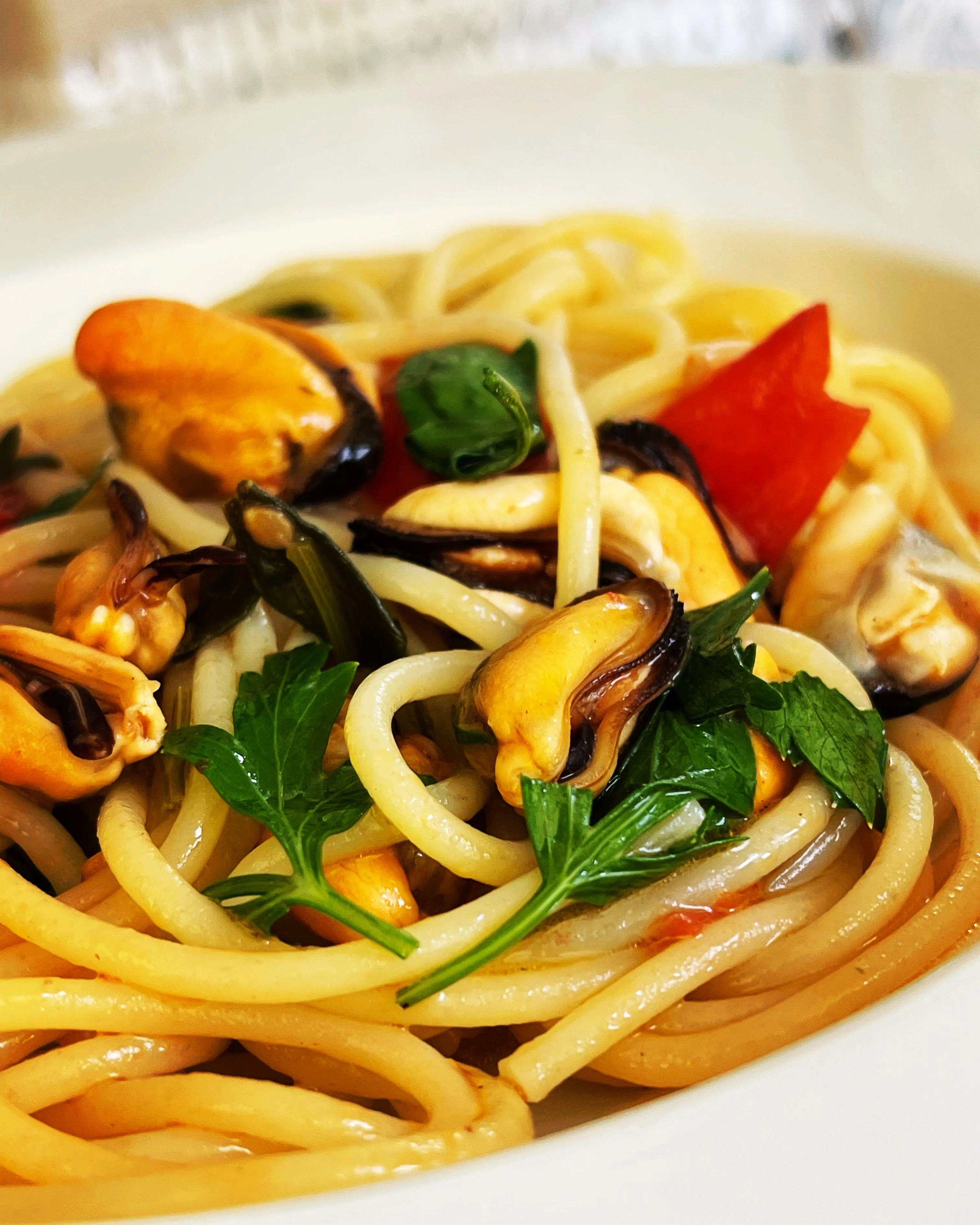 Spaghetti with mussels and parsley, served on board